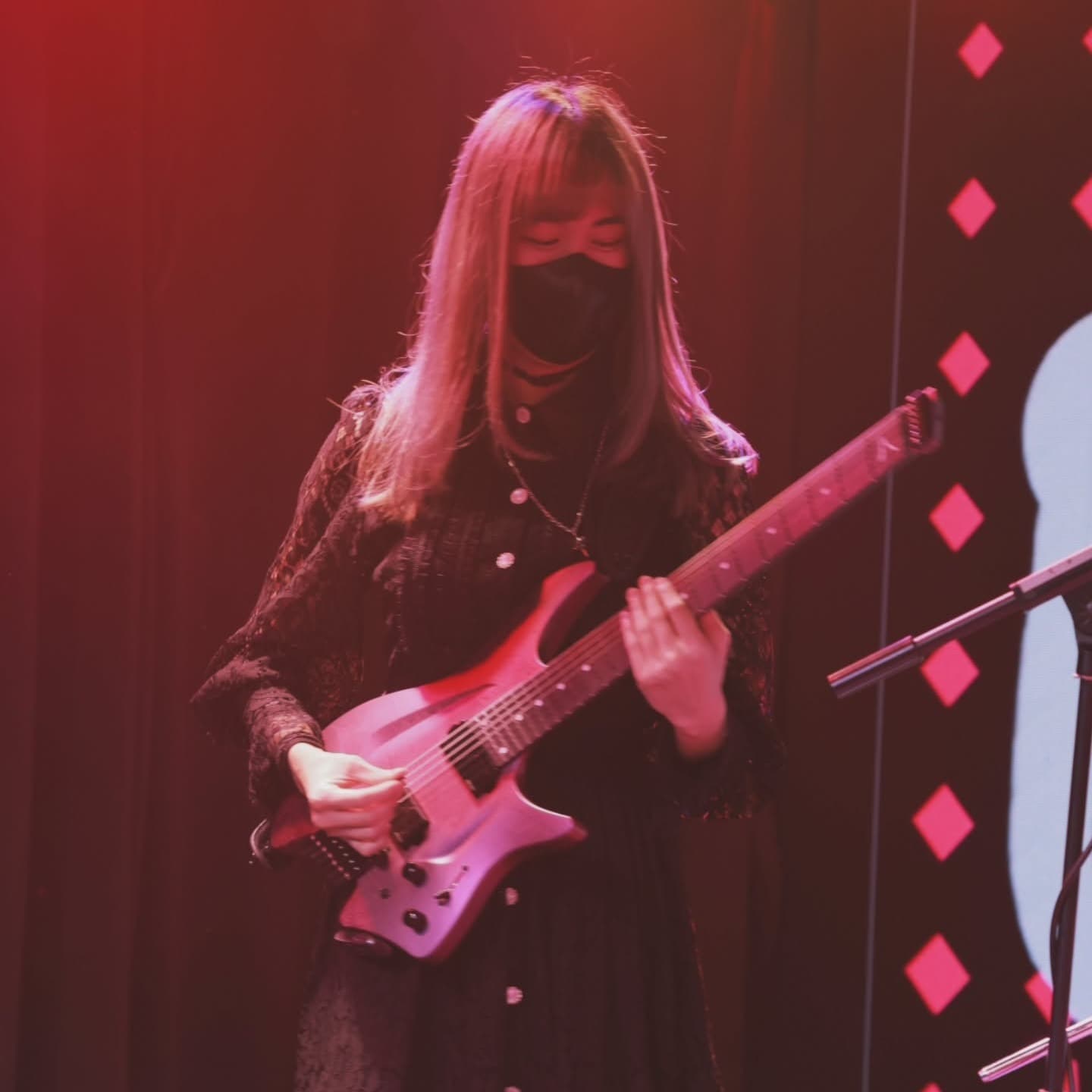 Max Lo (maxloo2) playing guitar on stage